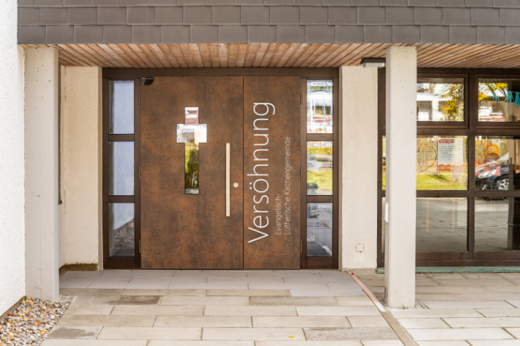 Die neue Eingangstür zur Kirche