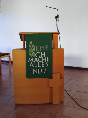 Lesepult mit der Jahreslosung von 2026