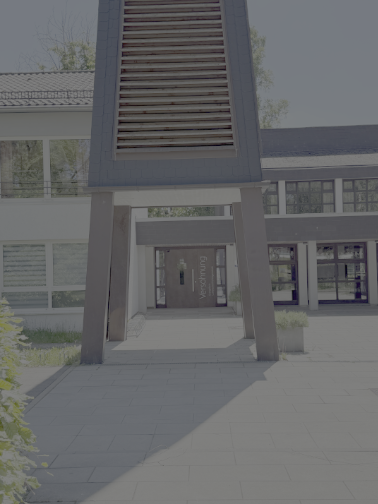 Blick durch die Stützen des Turms auf den Kircheneingang