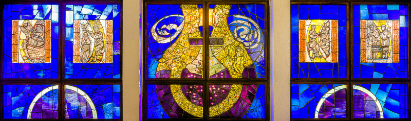 Das dreiteilige Kirchenfenster der Versöhnungskirche